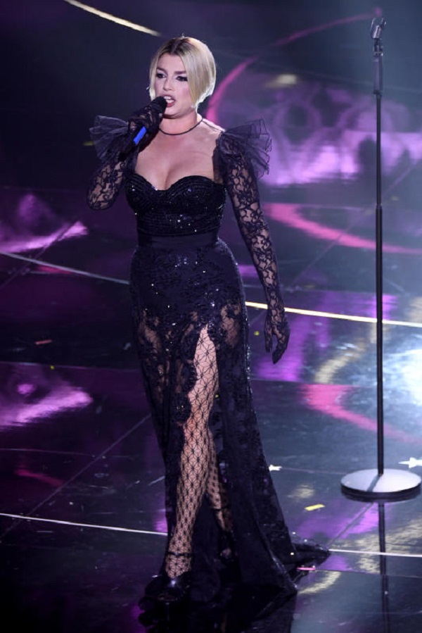 Emma Marrone, l’omaggio al murales di Maradona. E la sua Juventus… Le foto