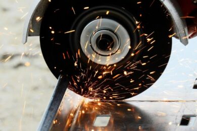 Un uomo per un milione di euro si mozza tre dita con la smerigliatrice