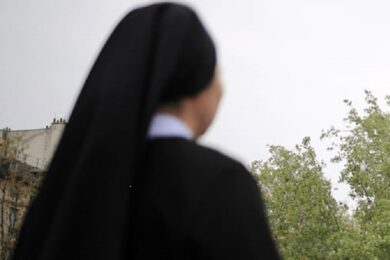 Ischia, suora arrestata per maltrattamenti su minori: incastrata da un video