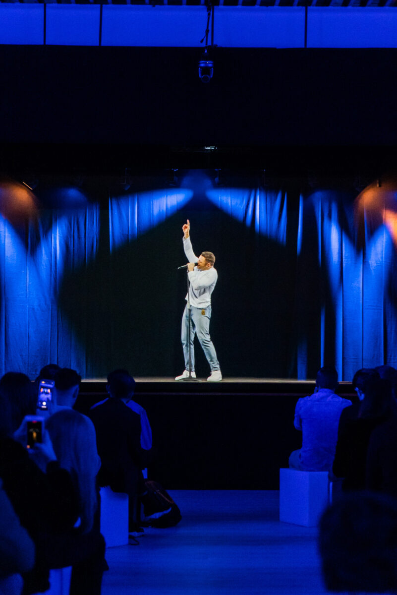 Amazon Music e Tiziano Ferro: perfomance live in versione ologramma. Le foto