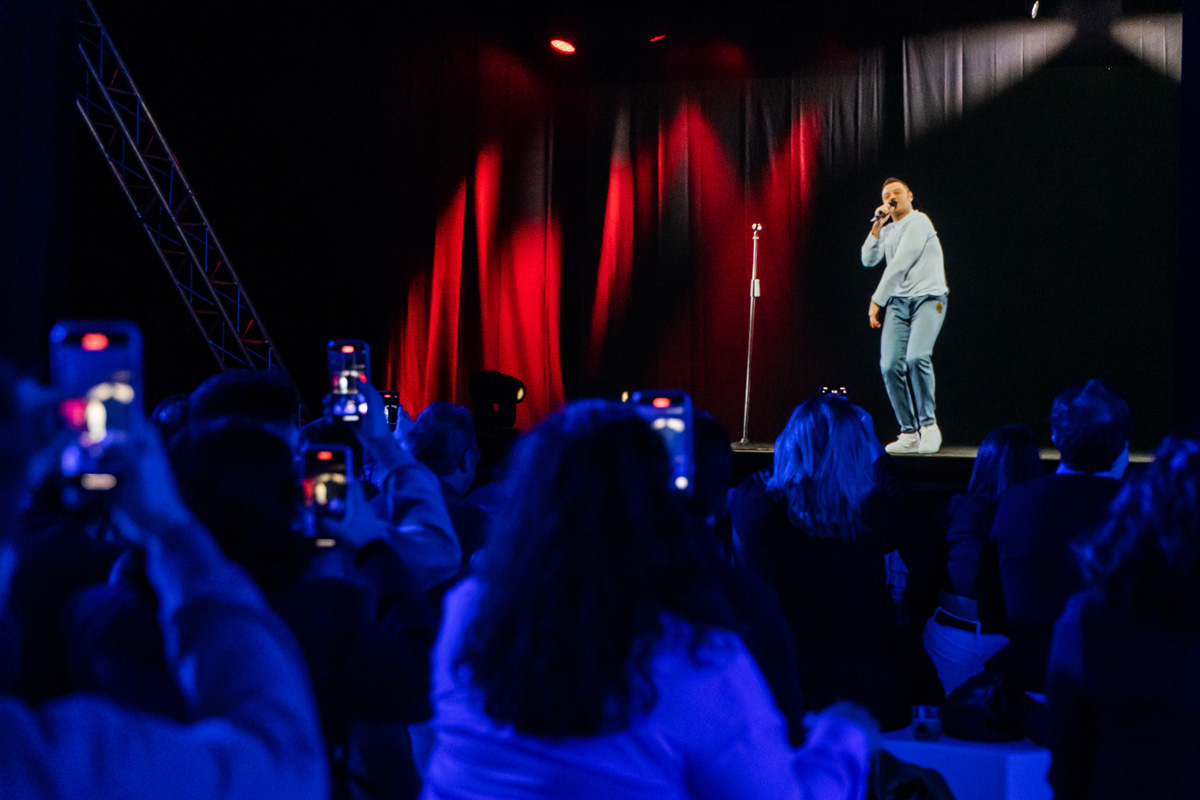 Amazon Music e Tiziano Ferro: perfomance live in versione ologramma. Le foto