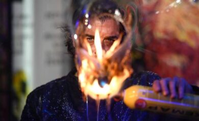 Dicò, le opere dell’artista del fuoco icona della pop art internazionale a Milano