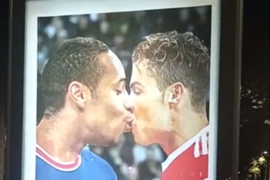 Ronaldo-Mbappè si baciano nell’opera del Bansky torinese: “Hanno FIFA dei gay”