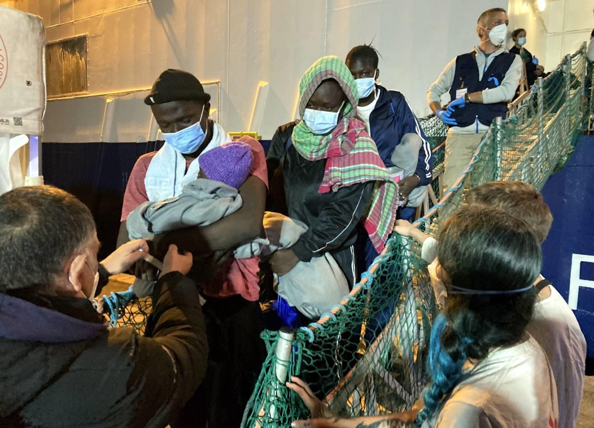 “Buttateli in alto mare se restate a piedi”. Migranti trattati come oggetti