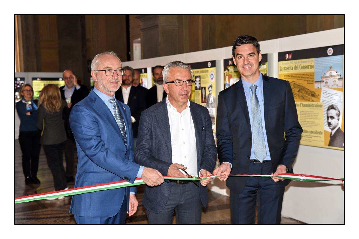 Novant'anni di bollicine Taglio nastro inaugurazione Novant'anni di bollicine Taglio nastro inaugurazione
