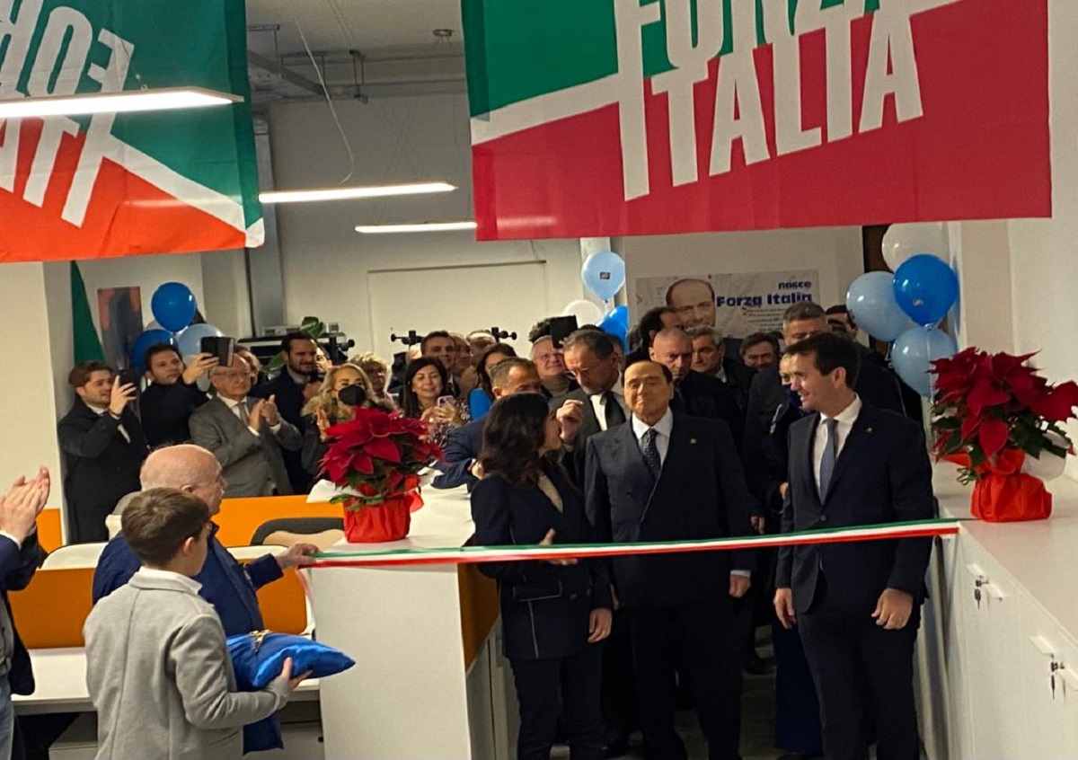 Forza Italia inaugura nuova sede. Berlusconi taglia il nastro a Milano Forza Italia inaugura nuova sede. Berlusconi taglia il nastro a Milano