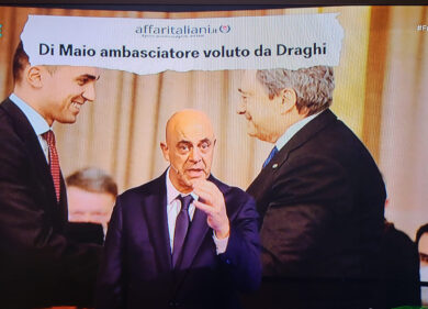 Crozza parla del caso Di Maio inviato nel Golfo e cita affaritaliani.it. FOTO