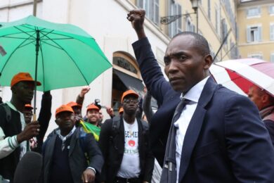 Soumahoro, l’indagine sulle coop: “Ragazzi lasciati senza cibo né acqua calda”