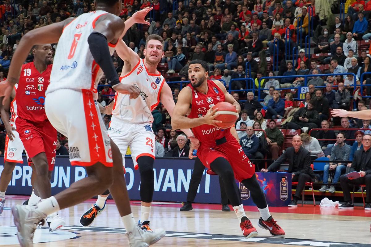 L’Olimpia Milano stende Trieste: 98-81. Super Mitrou-Long al Forum