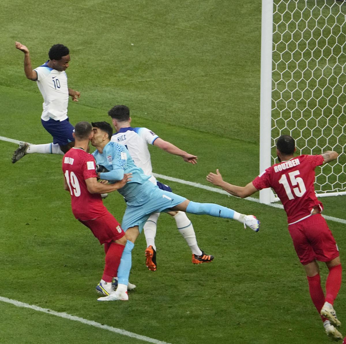 Mondiali, infortunio choc per Beiranvand. Giocatori Iran non cantano l’inno Mondiali, infortunio choc per Beiranvand. Giocatori Iran non cantano l’inno