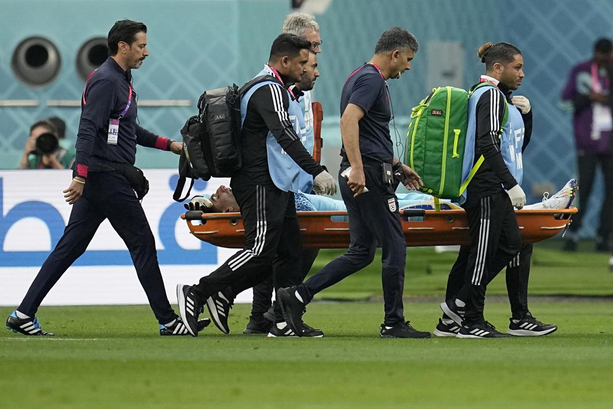 Mondiali, infortunio choc per Beiranvand. Giocatori Iran non cantano l’inno Mondiali, infortunio choc per Beiranvand. Giocatori Iran non cantano l’inno
