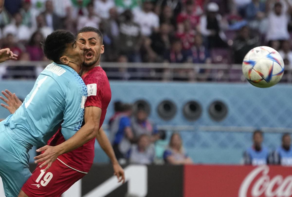 Mondiali, infortunio choc per Beiranvand. Giocatori Iran non cantano l’inno Mondiali, infortunio choc per Beiranvand. Giocatori Iran non cantano l’inno