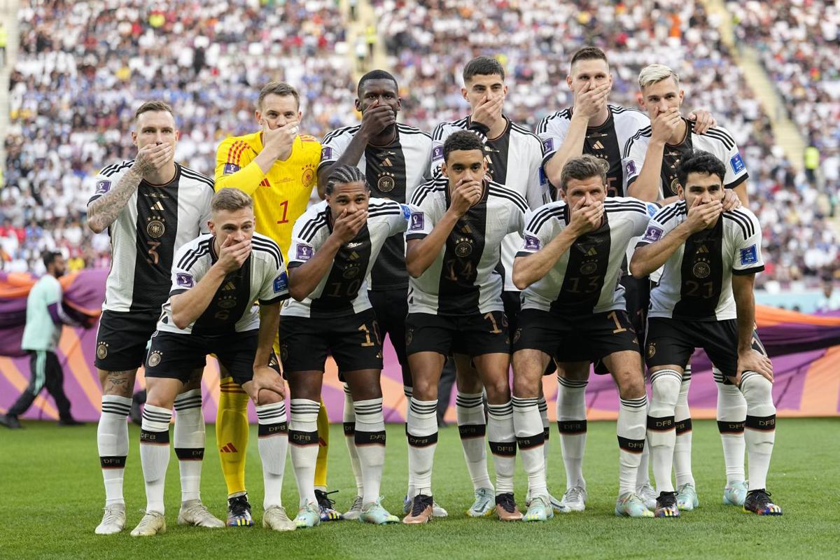 Qatar 2022, la Germania protesta con la bocca tappata (e la fascia vietata) Qatar 2022, la Germania protesta con la bocca tappata (e la fascia vietata)