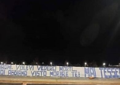 Vergognoso striscione a Napoli: “Maroni abbiamo visto morire te”