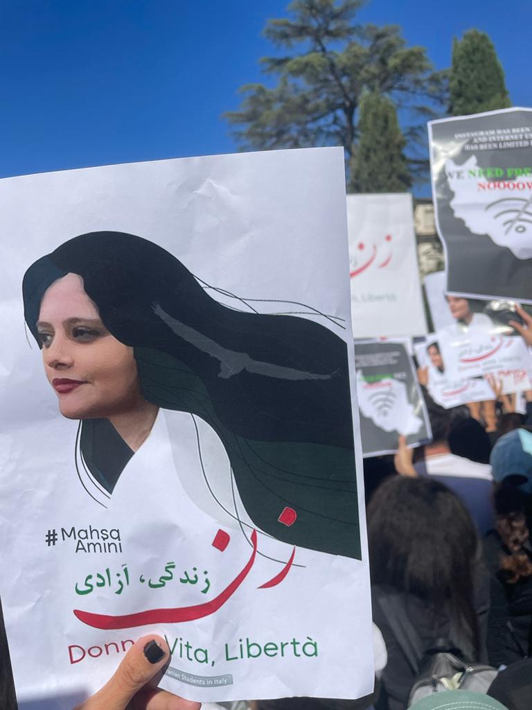 Iran: dal Qatar a Roma, le voci della protesta. Sara, in fuga per la libertà