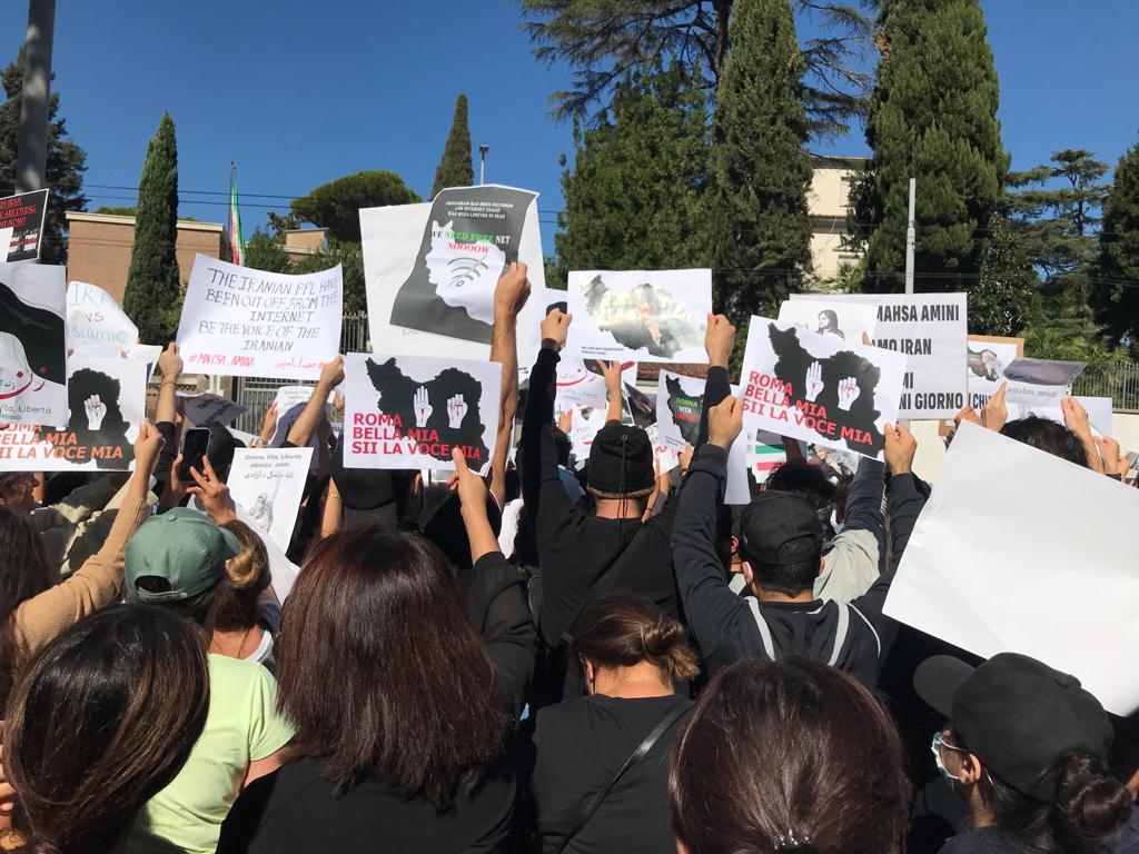 Iran: dal Qatar a Roma, le voci della protesta. Sara, in fuga per la libertà