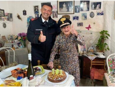 Favignana: festeggia i 101 anni da sola finché non arrivano i carabinieri