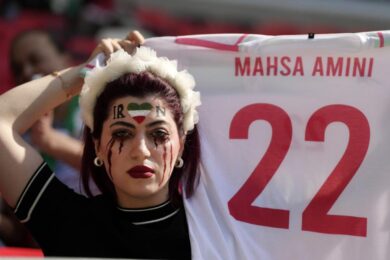 Qatar 2022: l’Iran canta l’inno e lo stadio fischia in segno di protesta