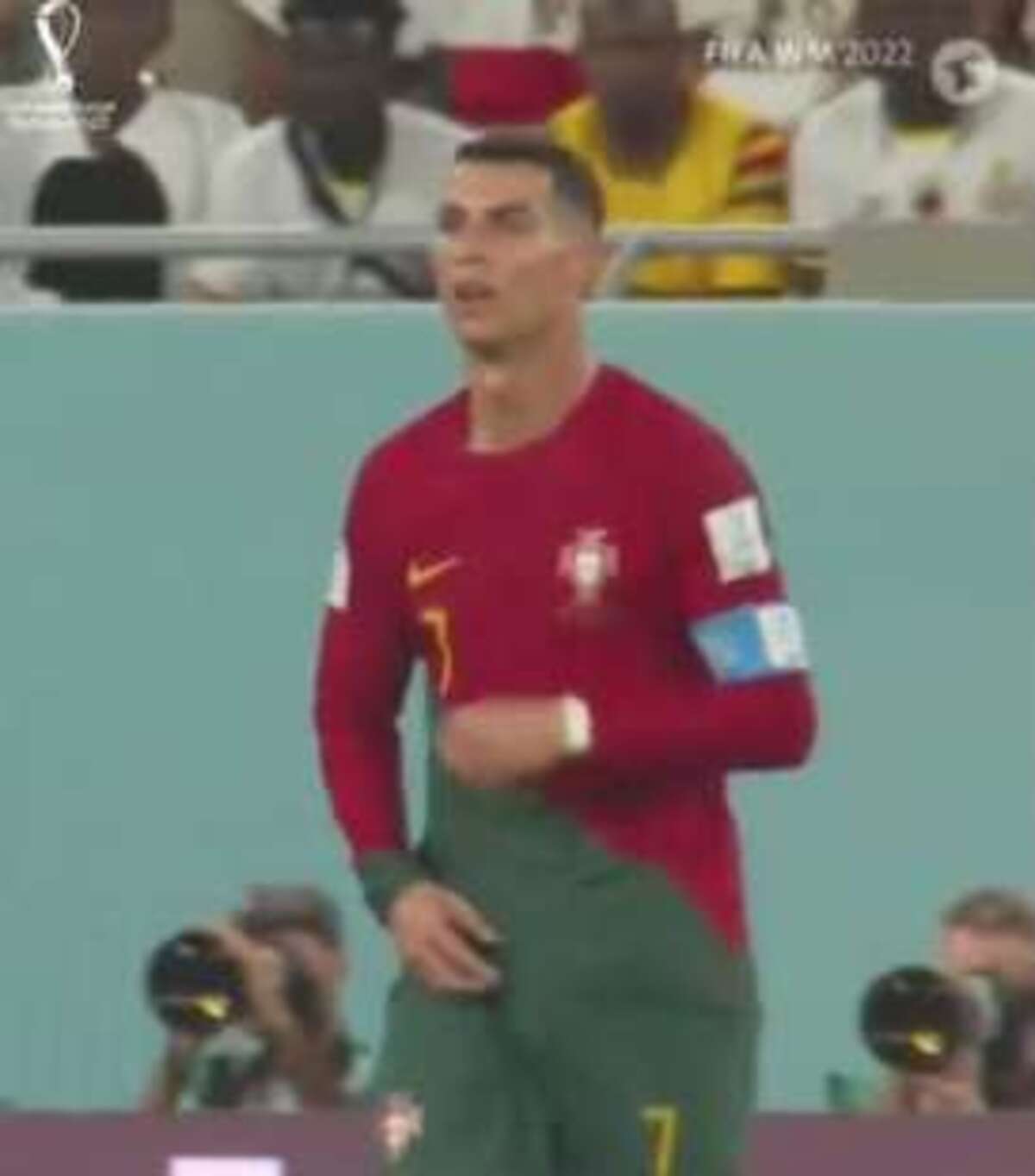 Cosa nasconde Ronaldo nelle mutande? CR7 si mette le mani nei pantaloncini e.. Cosa nasconde Ronaldo nelle mutande? CR7 si mette le mani nei pantaloncini e..