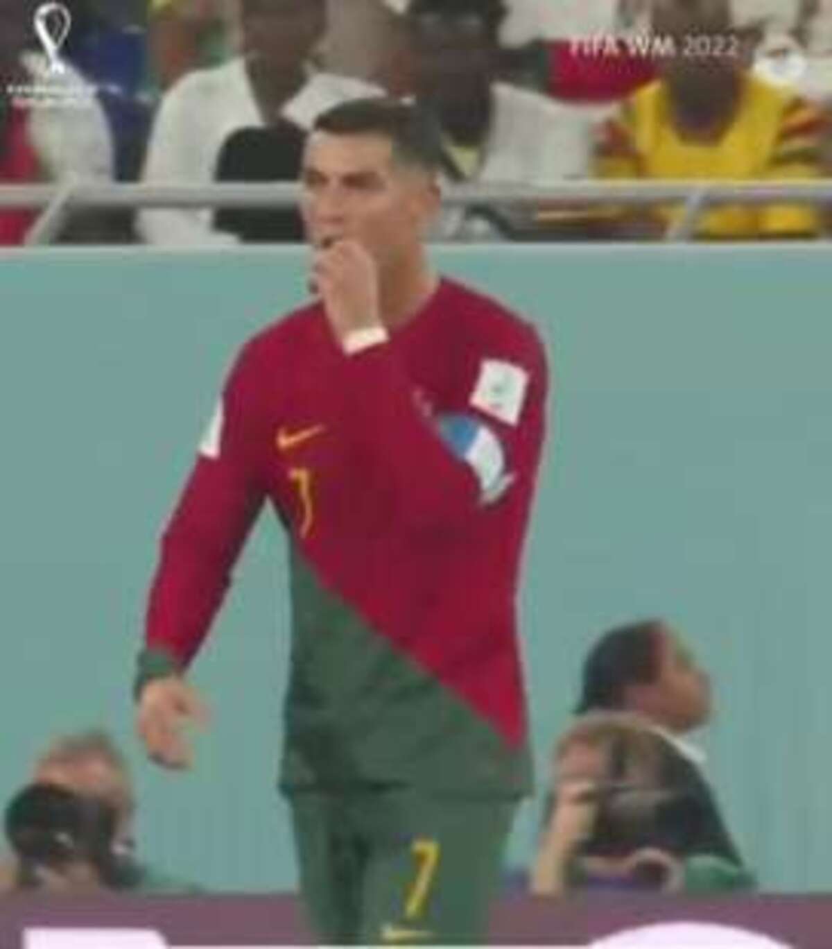 Cosa nasconde Ronaldo nelle mutande? CR7 si mette le mani nei pantaloncini e.. Cosa nasconde Ronaldo nelle mutande? CR7 si mette le mani nei pantaloncini e..