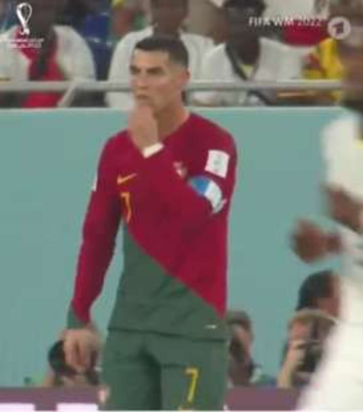 Cosa nasconde Ronaldo nelle mutande? CR7 si mette le mani nei pantaloncini e.. Cosa nasconde Ronaldo nelle mutande? CR7 si mette le mani nei pantaloncini e..