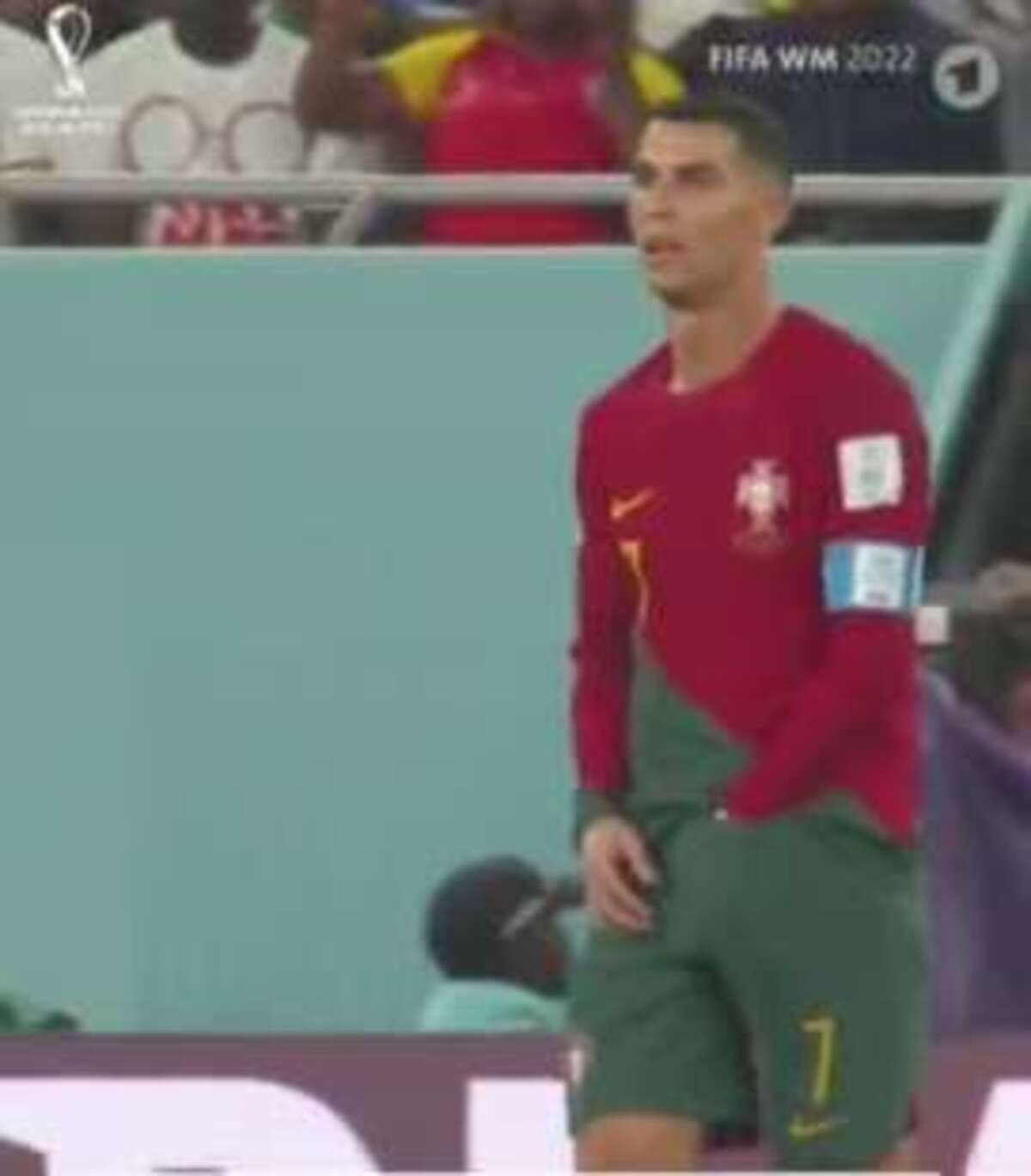 Cosa nasconde Ronaldo nelle mutande? CR7 si mette le mani nei pantaloncini e.. Cosa nasconde Ronaldo nelle mutande? CR7 si mette le mani nei pantaloncini e..