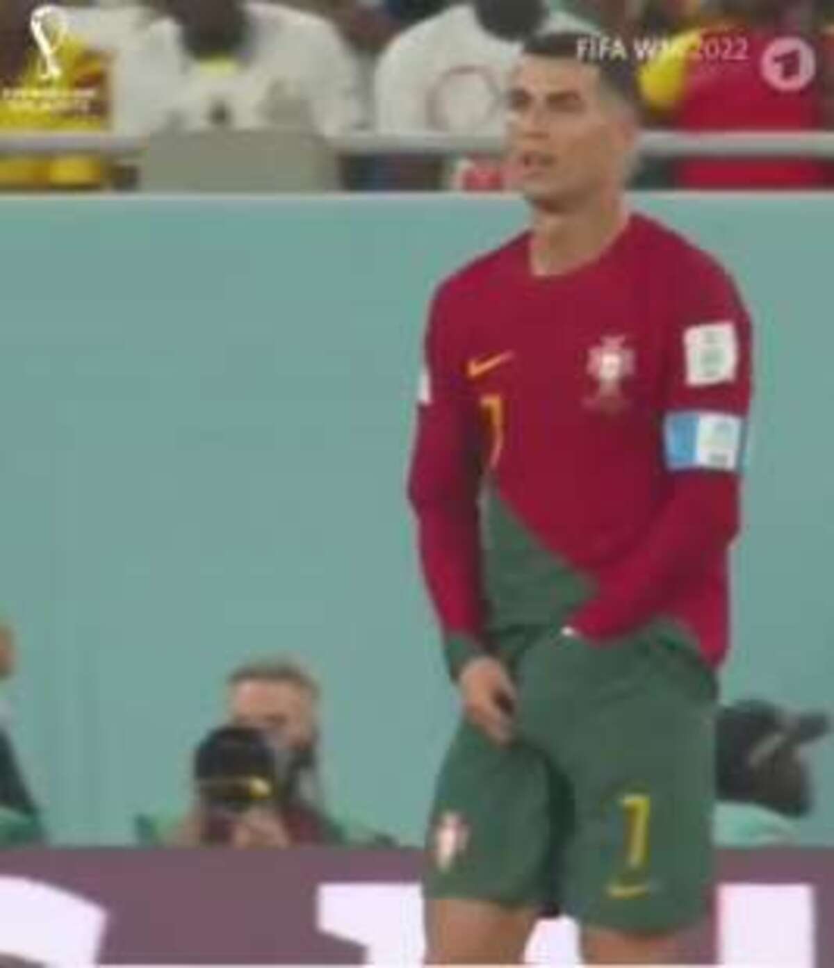 Cosa nasconde Ronaldo nelle mutande? CR7 si mette le mani nei pantaloncini e.. Cosa nasconde Ronaldo nelle mutande? CR7 si mette le mani nei pantaloncini e..