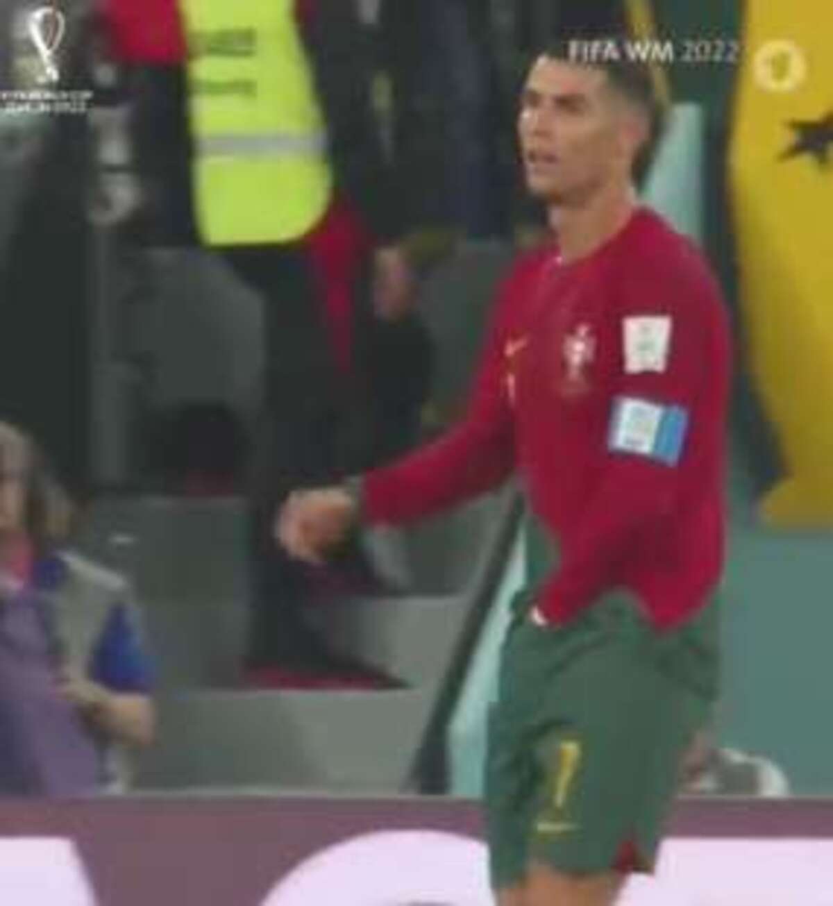 Cosa nasconde Ronaldo nelle mutande? CR7 si mette le mani nei pantaloncini e.. Cosa nasconde Ronaldo nelle mutande? CR7 si mette le mani nei pantaloncini e..