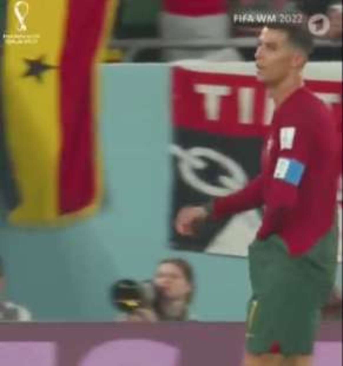 Cosa nasconde Ronaldo nelle mutande? CR7 si mette le mani nei pantaloncini e.. Cosa nasconde Ronaldo nelle mutande? CR7 si mette le mani nei pantaloncini e..