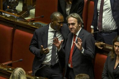 Bonelli scarica Soumahoro: “Risposte insufficienti, mi sento ferito”