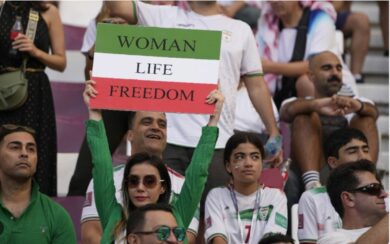 Durante Galles-Iran sequestrate le magliette a sostegno delle donne iraniane