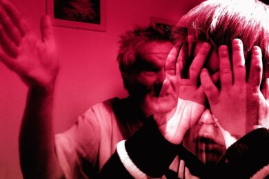 Regno Unito, uccise il pedofilo che abusò dei figli. Loro: “Grazie mamma”