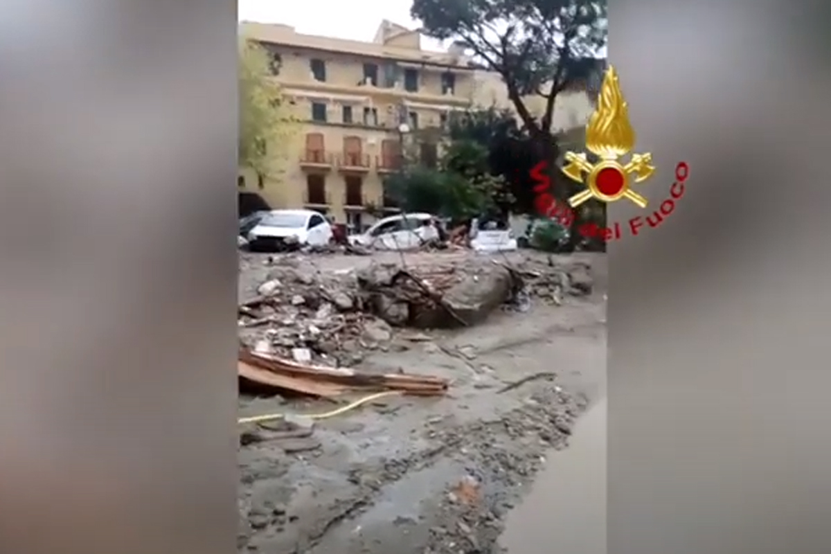 Ischia, Meloni: “Pronti a Cdm in ogni momento”. De Luca chiede stato emergenza Ischia, Meloni: “Pronti a Cdm in ogni momento”. De Luca chiede stato emergenza