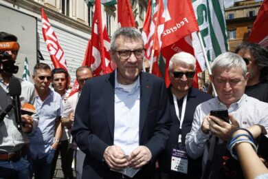 Manovra, Landini incita la piazza. Sindacati divisi: Vuol guidare la sinistra”