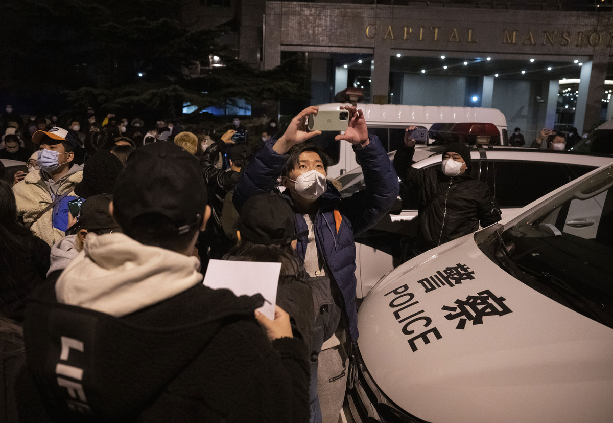 Cina, proteste contro i lockdown. Bbc: picchiato e arrestato un giornalista