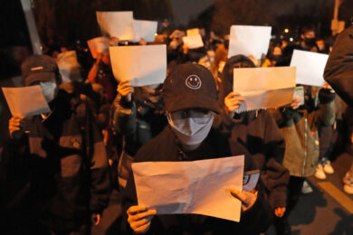 Le proteste “zero Covid” in Cina affossano le Borse: Milano si tinge di rosso