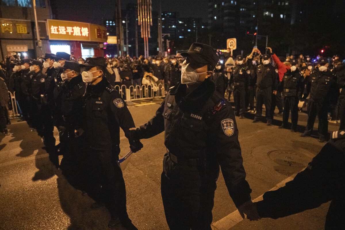 Le proteste “zero Covid” in Cina affossano le Borse: Milano si tinge di rosso Le proteste “zero Covid” in Cina affossano le Borse: Milano si tinge di rosso