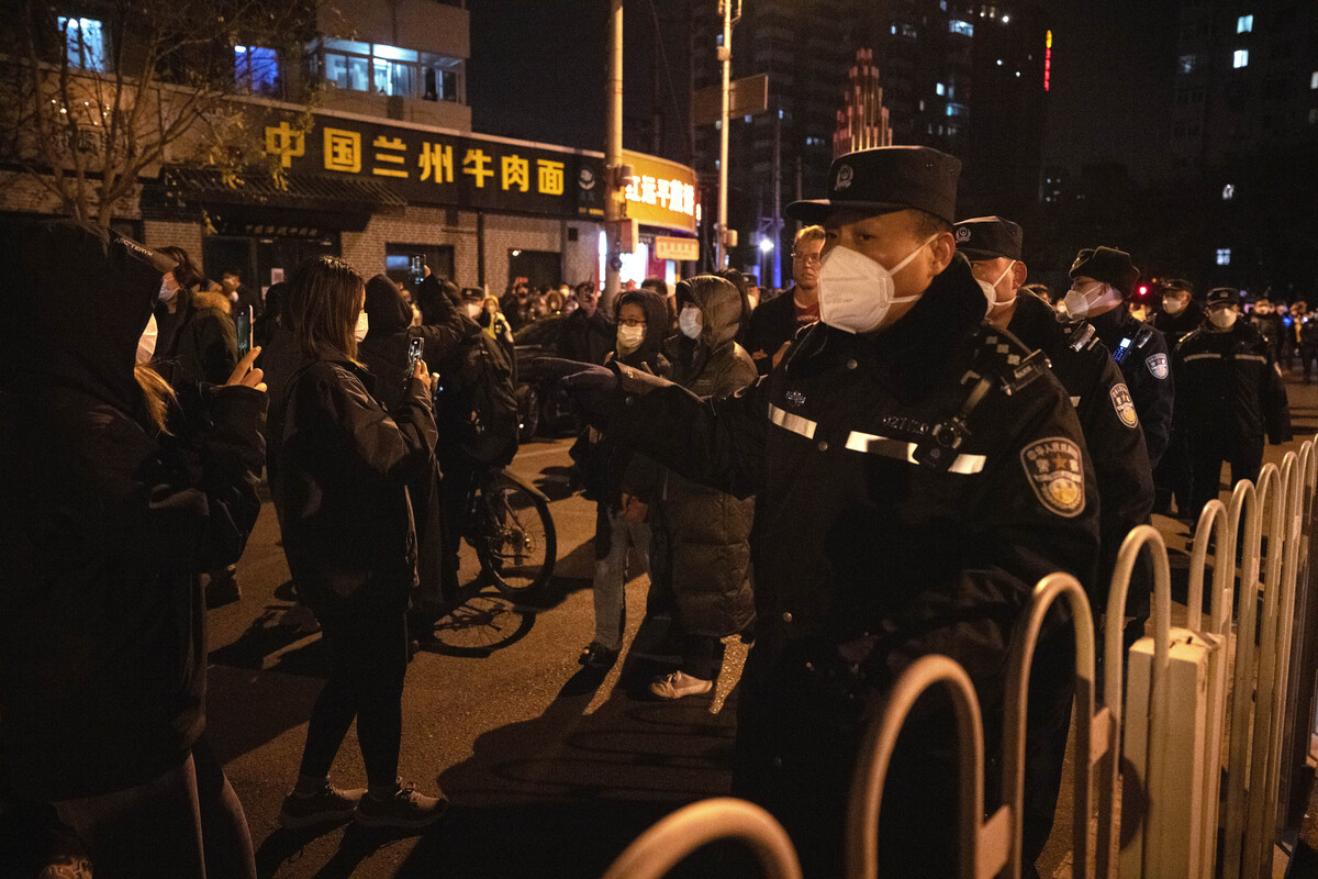 Cina, proteste contro i lockdown. Bbc: picchiato e arrestato un giornalista