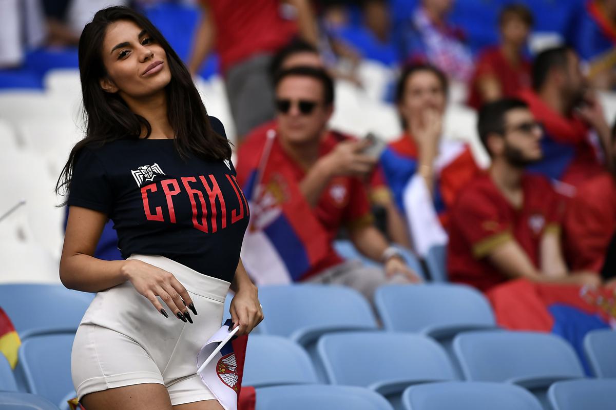Mondiali Qatar 2022, la tifosa serba erede di Larissa Riquelme. Le foto