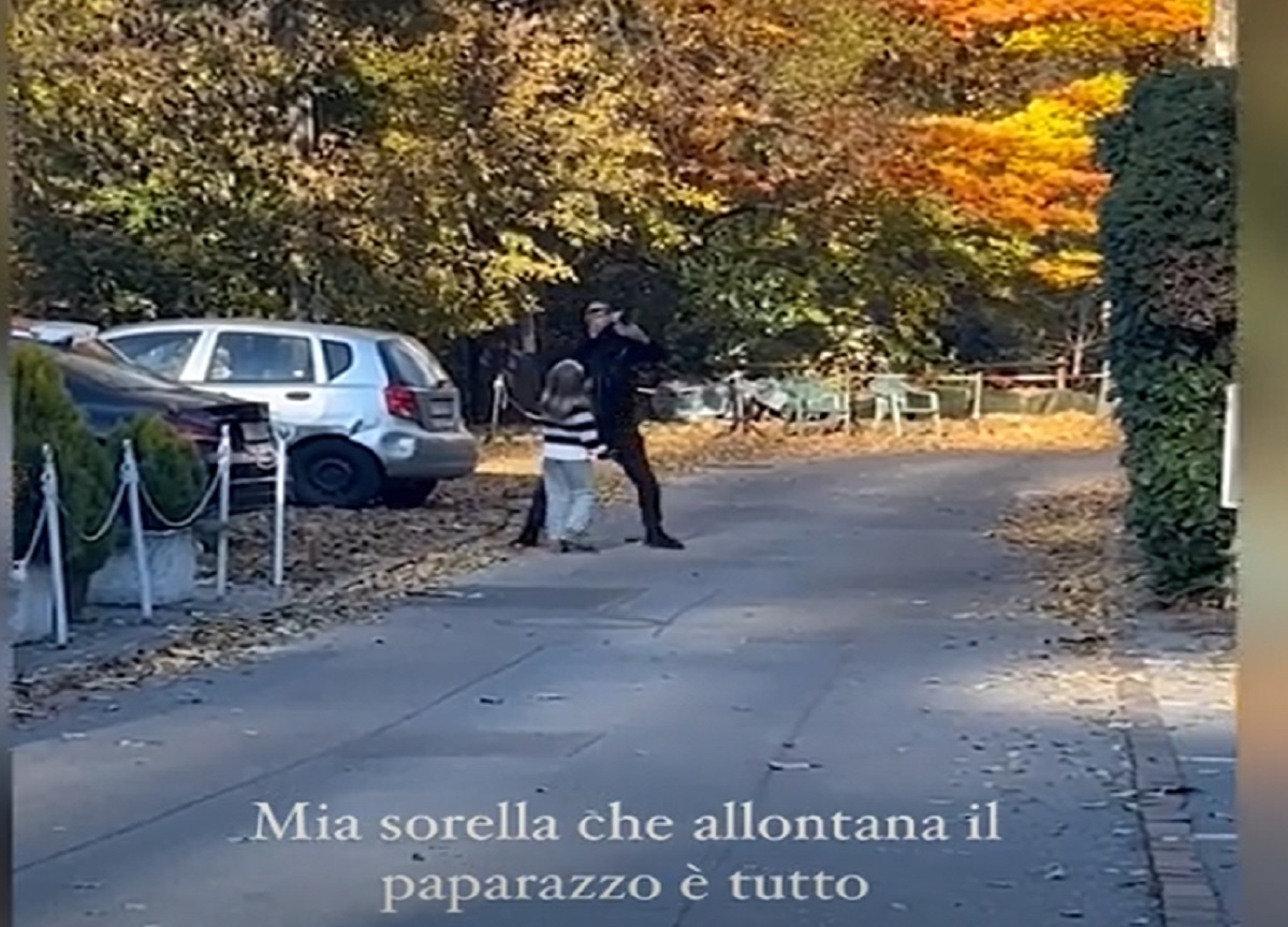 La sorellina aiuta Aurora Ramazzotti: ecco come scaccia il paparazzo La sorellina aiuta Aurora Ramazzotti: ecco come scaccia il paparazzo