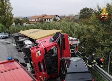 Chiaravalle, tir si ribalta e schiaccia un’ambulanza: due morti e feriti