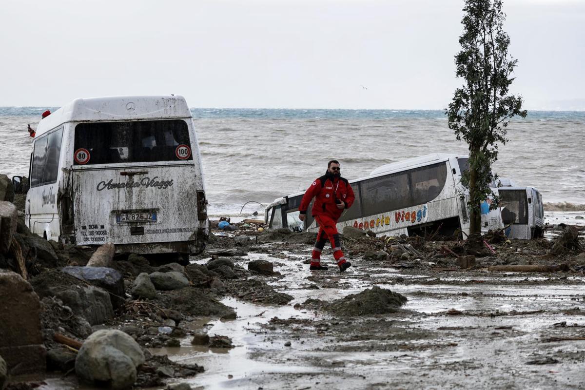 Strage Ischia, il caso simbolo. Casa abusiva in lamiera abbattuta dopo 26 anni
