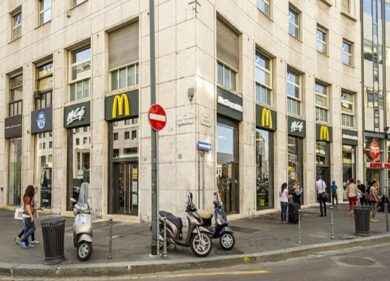 Milano, chiude il McDonald’s in San Babila. Lo storico ritrovo dei paninari