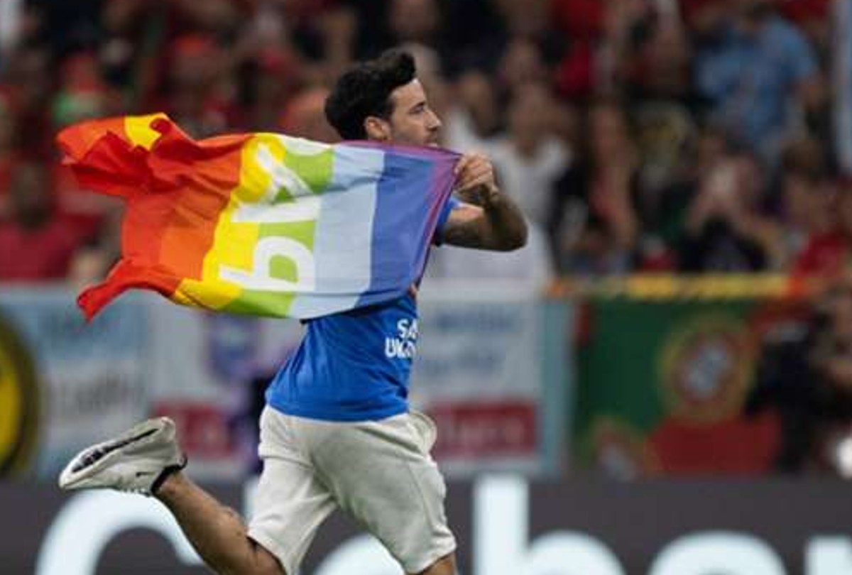 Mondiali, invasione di campo con la bandiera Lgbtq: il tifoso è italiano Mondiali, invasione di campo con la bandiera Lgbtq: il tifoso è italiano