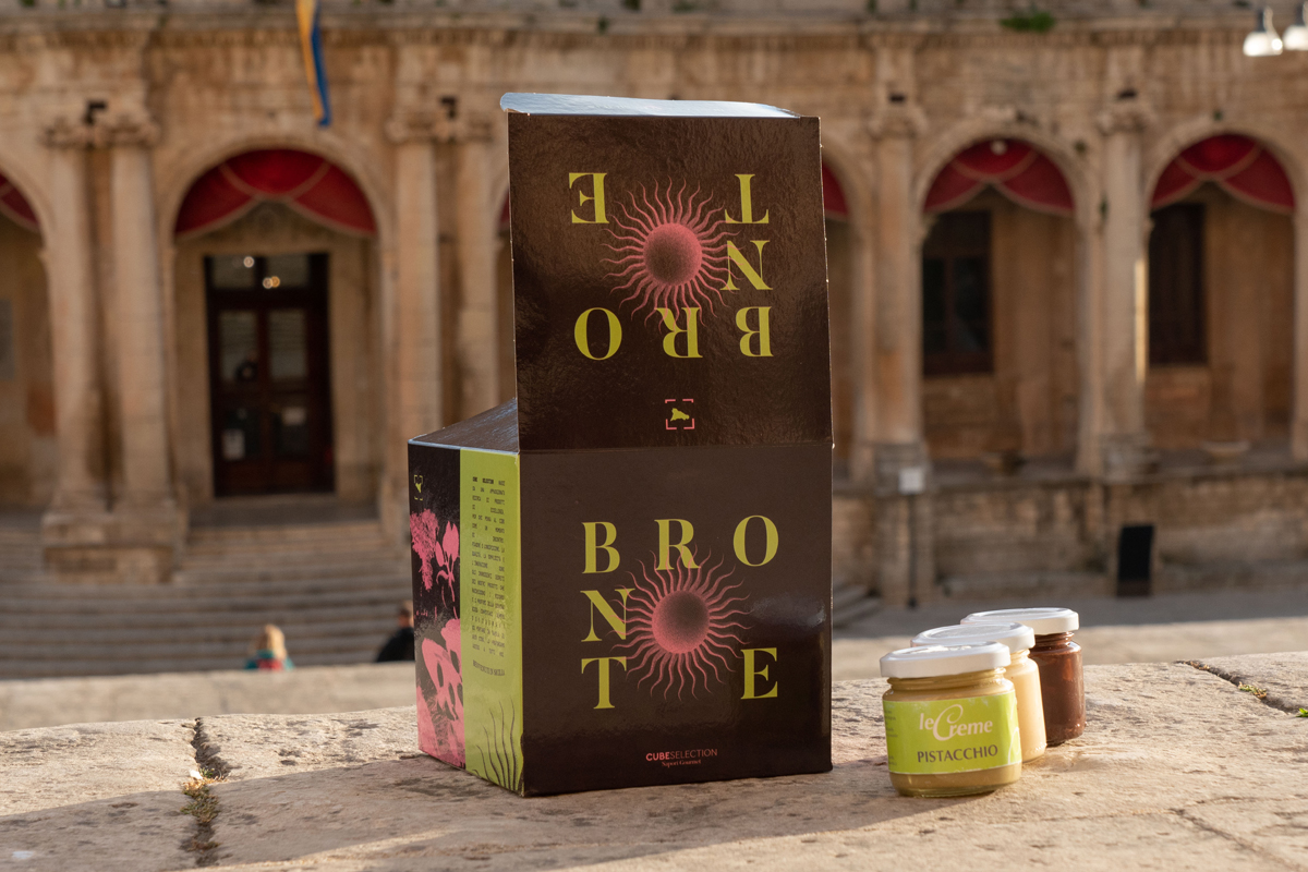 I sapori della Sicilia? In un cubo per Natale: da Modica all’Etna, Bronte e… I sapori della Sicilia? In un cubo per Natale: da Modica all’Etna, Bronte e…