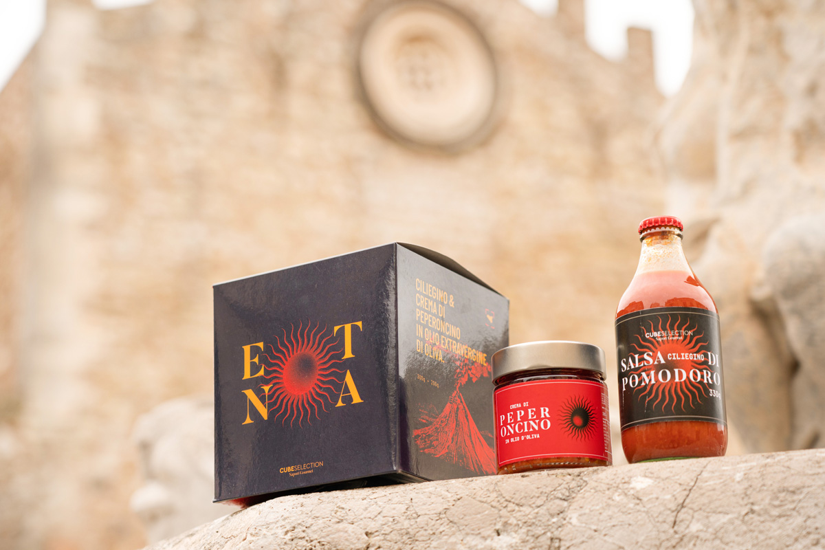 I sapori della Sicilia? In un cubo per Natale: da Modica all’Etna, Bronte e… I sapori della Sicilia? In un cubo per Natale: da Modica all’Etna, Bronte e…