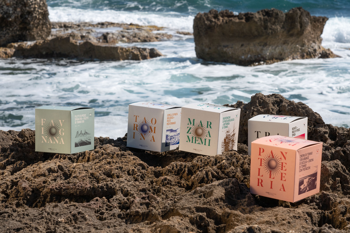 I sapori della Sicilia? In un cubo per Natale: da Modica all’Etna, Bronte e… I sapori della Sicilia? In un cubo per Natale: da Modica all’Etna, Bronte e…