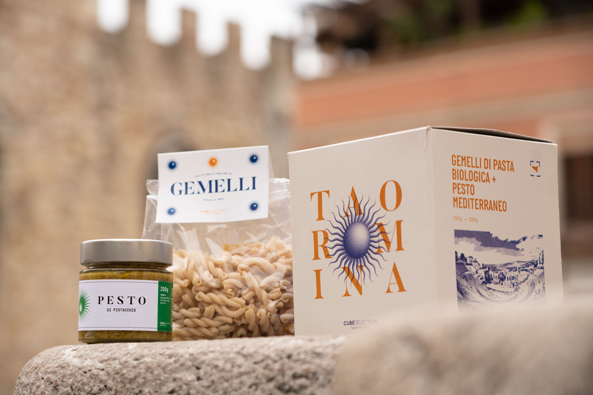 I sapori della Sicilia? In un cubo per Natale: da Modica all’Etna, Bronte e… I sapori della Sicilia? In un cubo per Natale: da Modica all’Etna, Bronte e…
