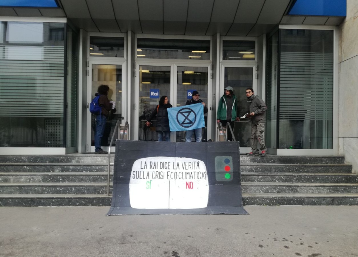 Extinction Rebellion Milano, imbrattata la sede Rai Extinction Rebellion Milano, imbrattata la sede Rai