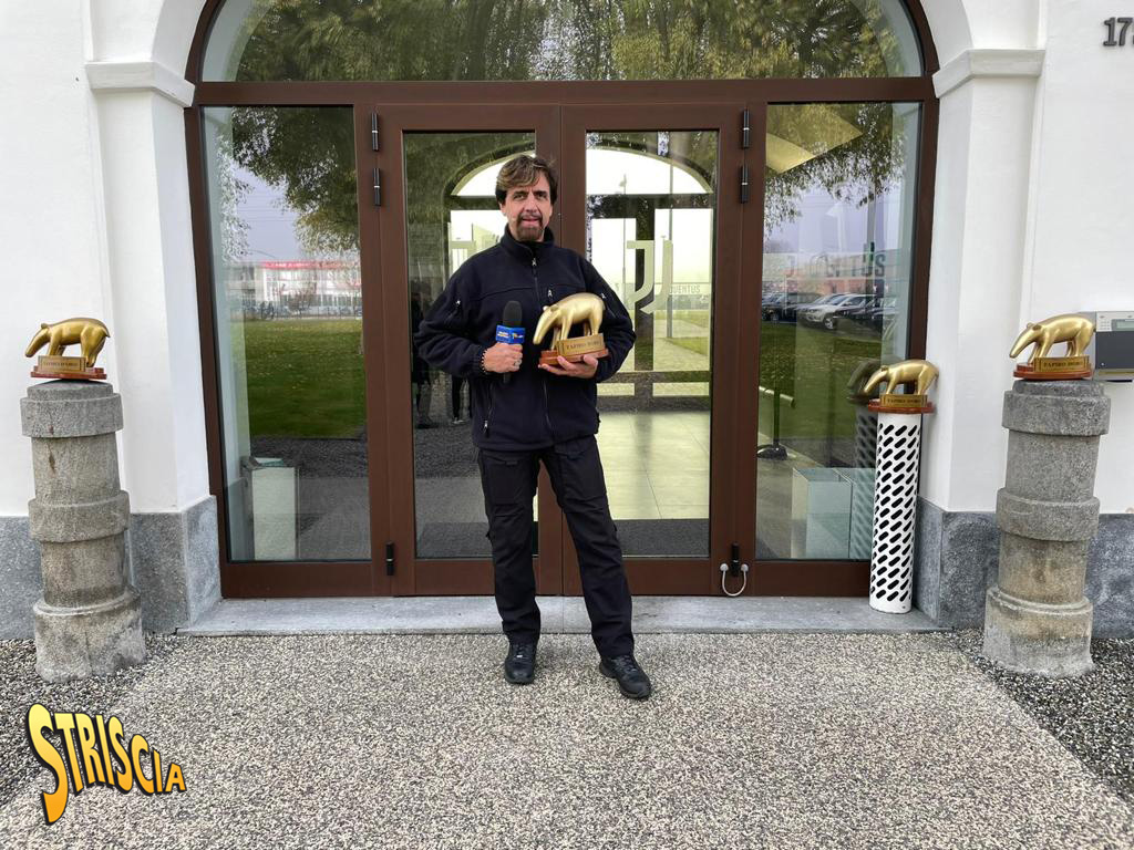 Juventus, missione Staffelli a Torino: Tapiro gigante di Striscia la Notizia Juventus, missione Staffelli a Torino: Tapiro gigante di Striscia la Notizia